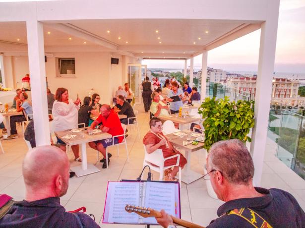 hotelnewcastlecesenatico de angebot-fuer-august-im-strandhotel-in-cesenatico 013