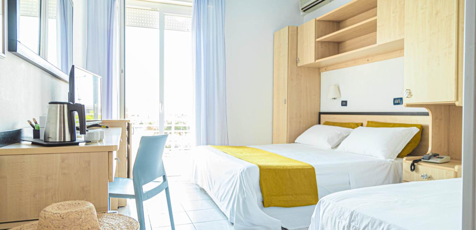 hotelnewcastlecesenatico en rooms 006