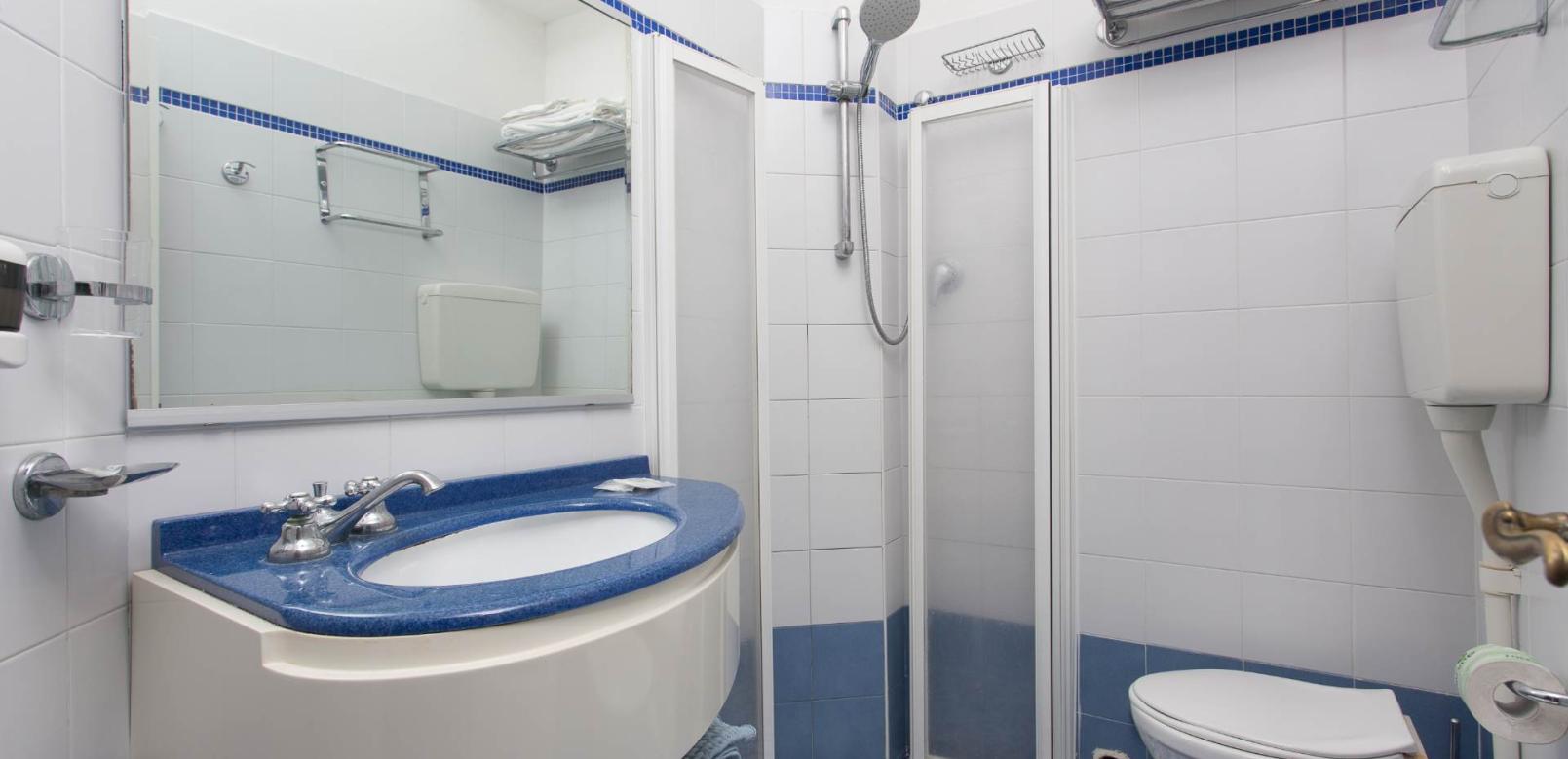 hotelnewcastlecesenatico en rooms 013