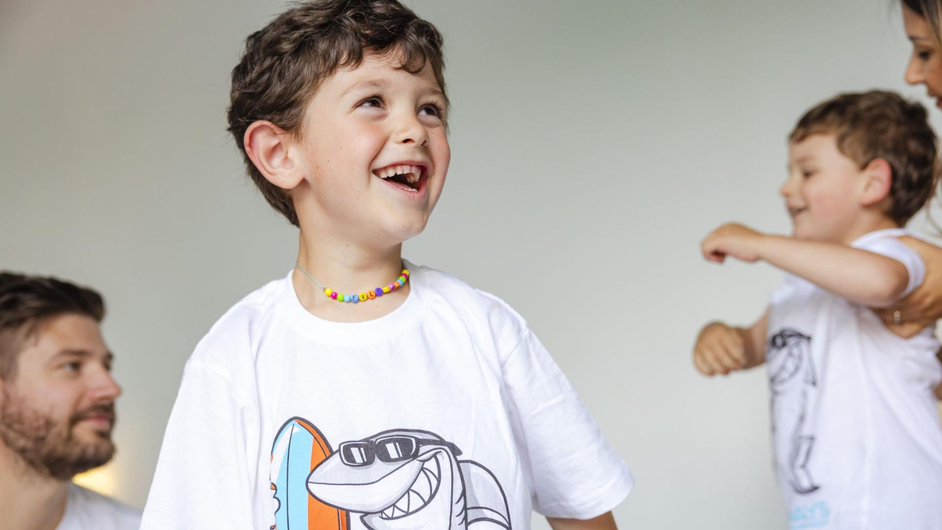 Bambini felici giocano insieme, sorrisi e risate riempiono la stanza.