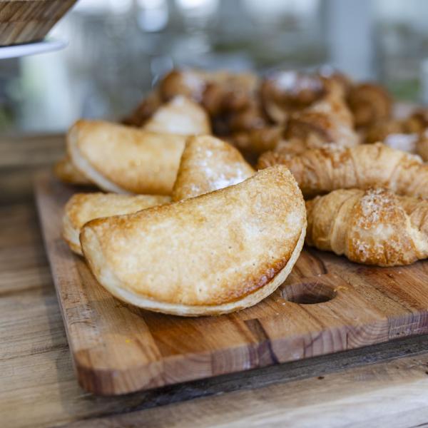 Deliziosi dolci da forno su un tagliere di legno, invitanti e fragranti.
